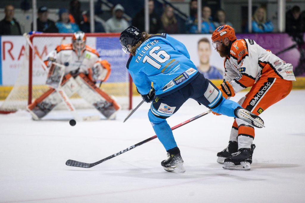 Kim Tallberg takes a shot.