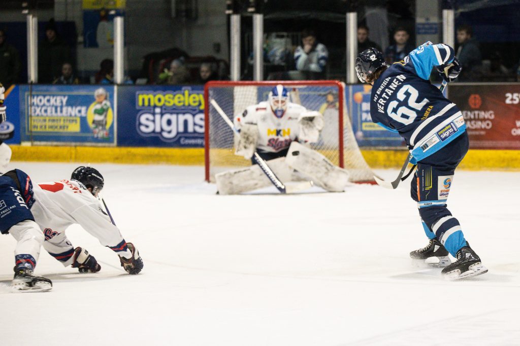 Vertanten shoots at net.