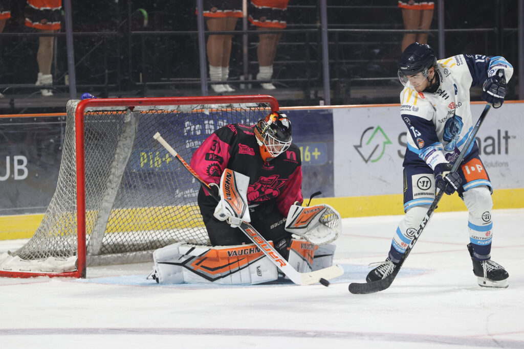 Constable in close taking a back-hand shot.